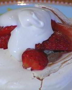 Безе с клубникой