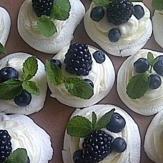 Рецепт безе с сырным кремом и ягодами