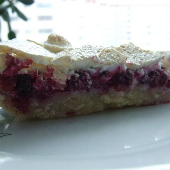 Рецепт брусничного пая под хрустящим облаком из безе