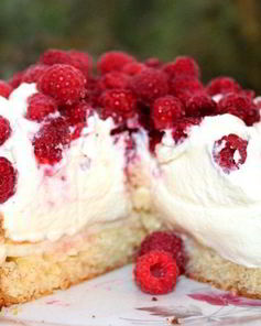 Торт-безе с малиной