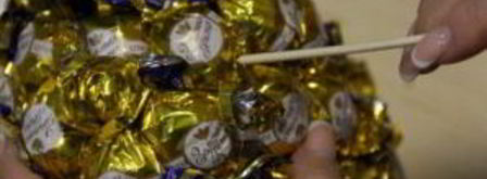 ананас из конфет. Шаг 11