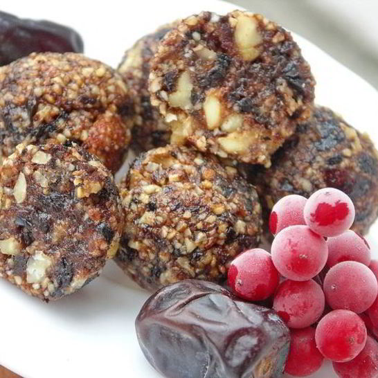 Рецепт конфет из фиников, чернослива, калины и орехов