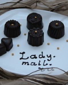 Шоколадные конфеты с творожно-клубничной начинкой