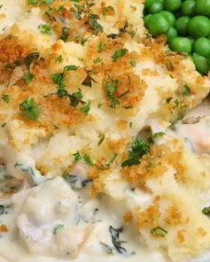 Крамбл из лосося с цуккини и пореем