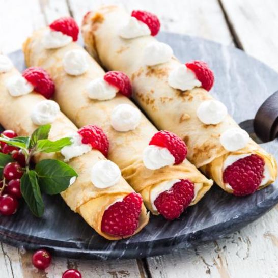 Рецепт блинчиков с кремом, джемом и ягодами