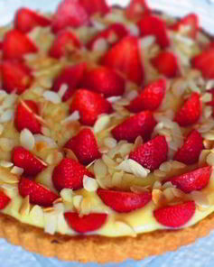 Кростата с клубникой и миндальным заварным кремом