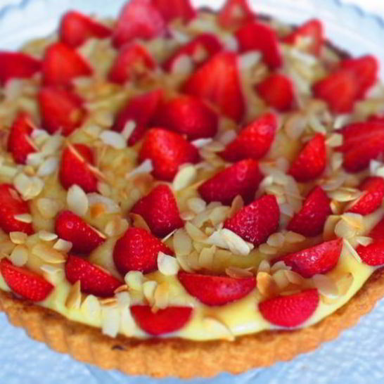 Рецепт кростаты с клубникой и миндальным заварным кремом