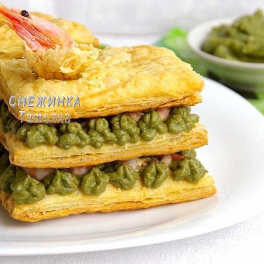 Рецепт мильфея с креветками, сыром джюгас и кремом из авокадо