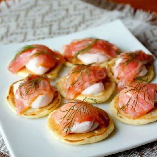Рецепт мини-блинчиков с лососем и острым кремом