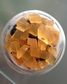 Ванильный йогурт с черешней, голубикой и мармеладом