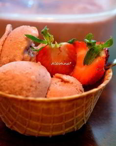 Клубничное мороженое с коричневым сахаром