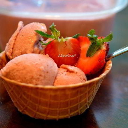 Рецепт клубничного мороженого с коричневым сахаром