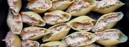 паста ракушки с муссом из семги, маскарпоне, руколы и красной икрой. Шаг 6