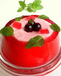 Ягодный мусс с желейной лентой