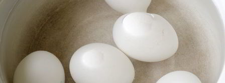 красим пасхальные яйца в розовый цвет соком свеклы. Шаг 3