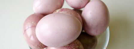 красим пасхальные яйца в розовый цвет соком свеклы. Шаг 8