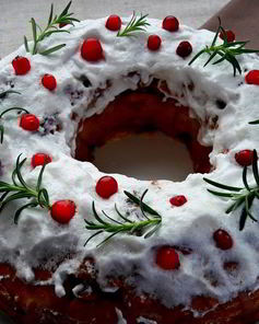 Кулич с вишней и клюквой