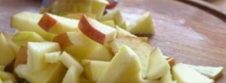 пасхальная курочка из окорочков с яблочками. Шаг 3