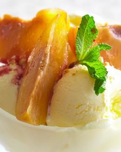 Сливовый крамбл с мороженым