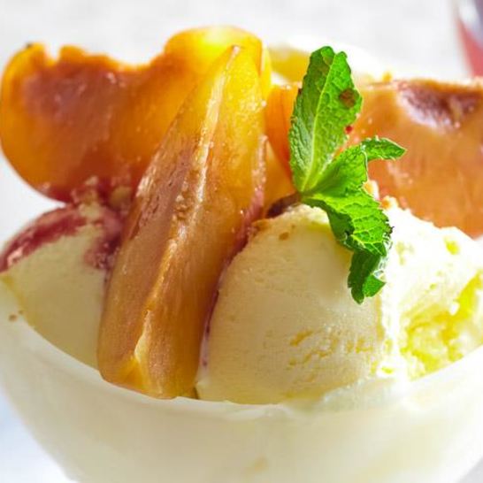 Рецепт сливового крамбла с мороженым