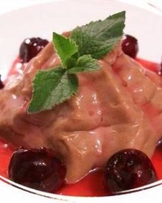 Быстрое шоколадное суфле с вишневым соусом