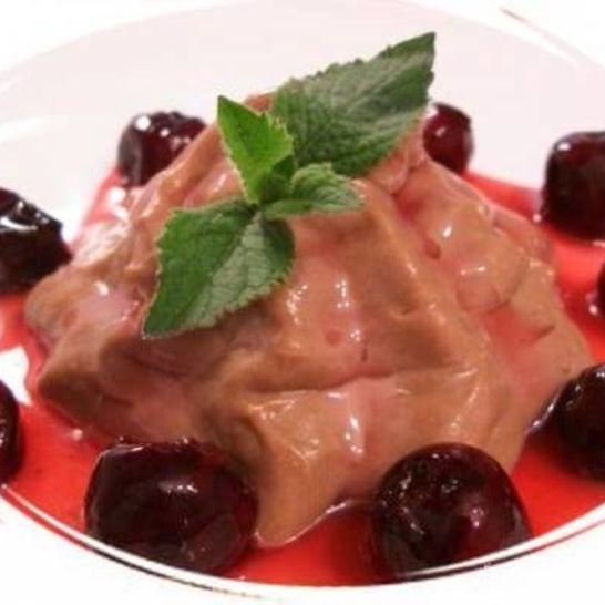 Рецепт быстрого шоколадного суфле с вишневым соусом