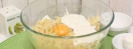 драники с колбаской и зеленью. Шаг 4