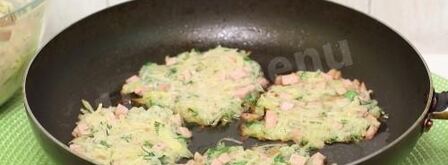 драники с колбаской и зеленью. Шаг 7