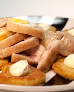 Фаршированный окорок и драники