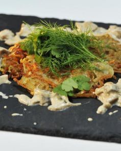 Картофельно-морковные драники с грибным соусом