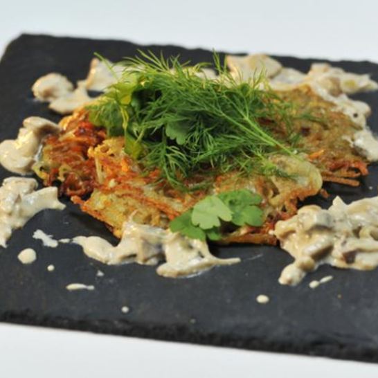 Рецепт картофельно-морковных драники с грибным соусом