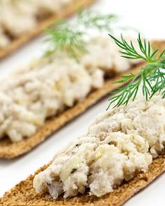 Рыбный форшмак на сухарных пластинках
