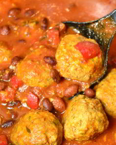 Диетические фрикадельки с фасолью в томатном соусе