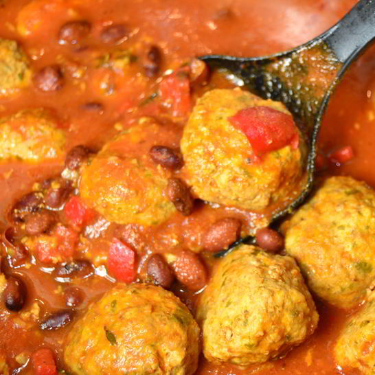 Рецепт диетических фрикаделек с фасолью в томатном соусе