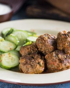 Фрикадельки с огуречным салатом