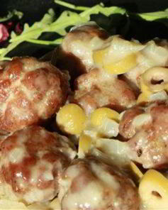 Фрикадельки в соусе из оливок