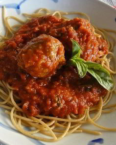 Паста с фрикадельками в томатном соусе