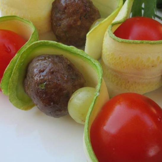 Рецепт цукини на шпажках с фрикадельками и помидорами