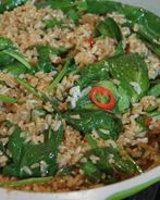 Бурый рис с перцем чили и шпинатом