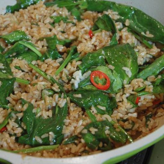 Рецепт бурого риса с перцем чили и шпинатом