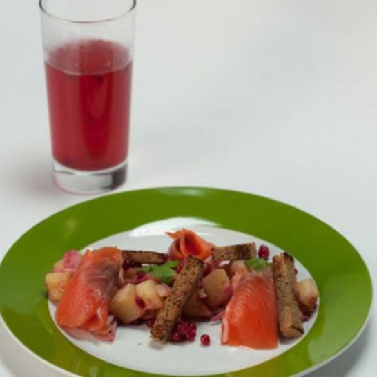 Рецепт картофеля с брусникой и слабосоленым лососем