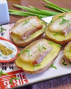 Картошка с салом и чесноком в духовке