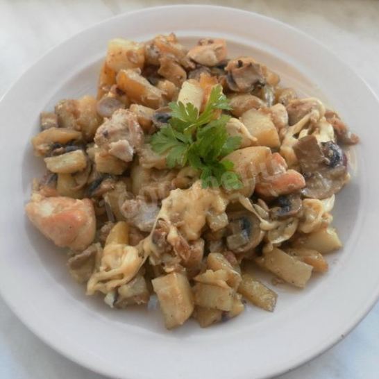 Рецепт молодого картофеля с курицей, луком и шампиньонами в сметанном соусе под сыром