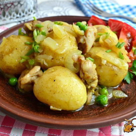 Рецепт отварного молодой картофель с жареной курицей, луком и горошком