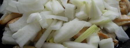 отварной молодой картофель с жареной курицей, луком и горошком. Шаг 4