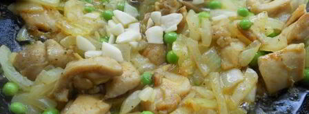 отварной молодой картофель с жареной курицей, луком и горошком. Шаг 6