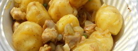 отварной молодой картофель с жареной курицей, луком и горошком. Шаг 8