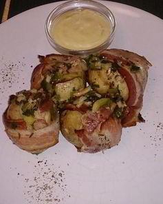 Печеный картофель с беконом, зеленым луком и чесноком