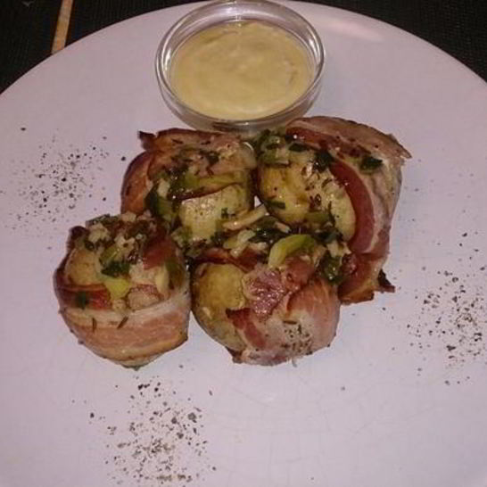 Рецепт печеного картофеля с беконом, зеленым луком и чесноком