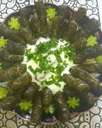 Долма с чесночным соусом